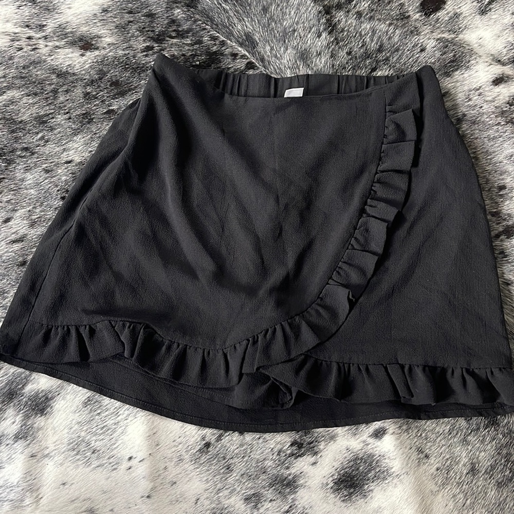 Black ruffle skort